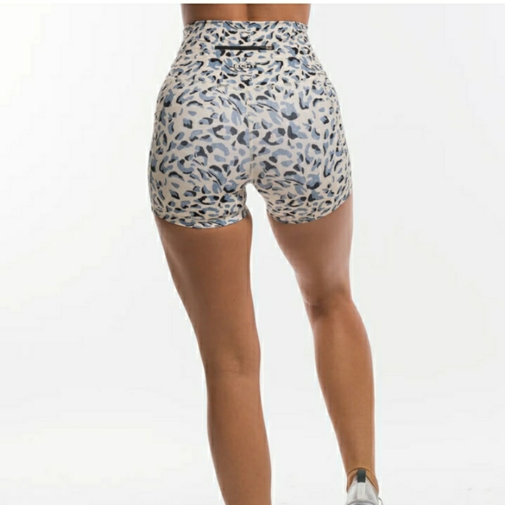SKETCH POCKET SHORTS

Blue Leopard